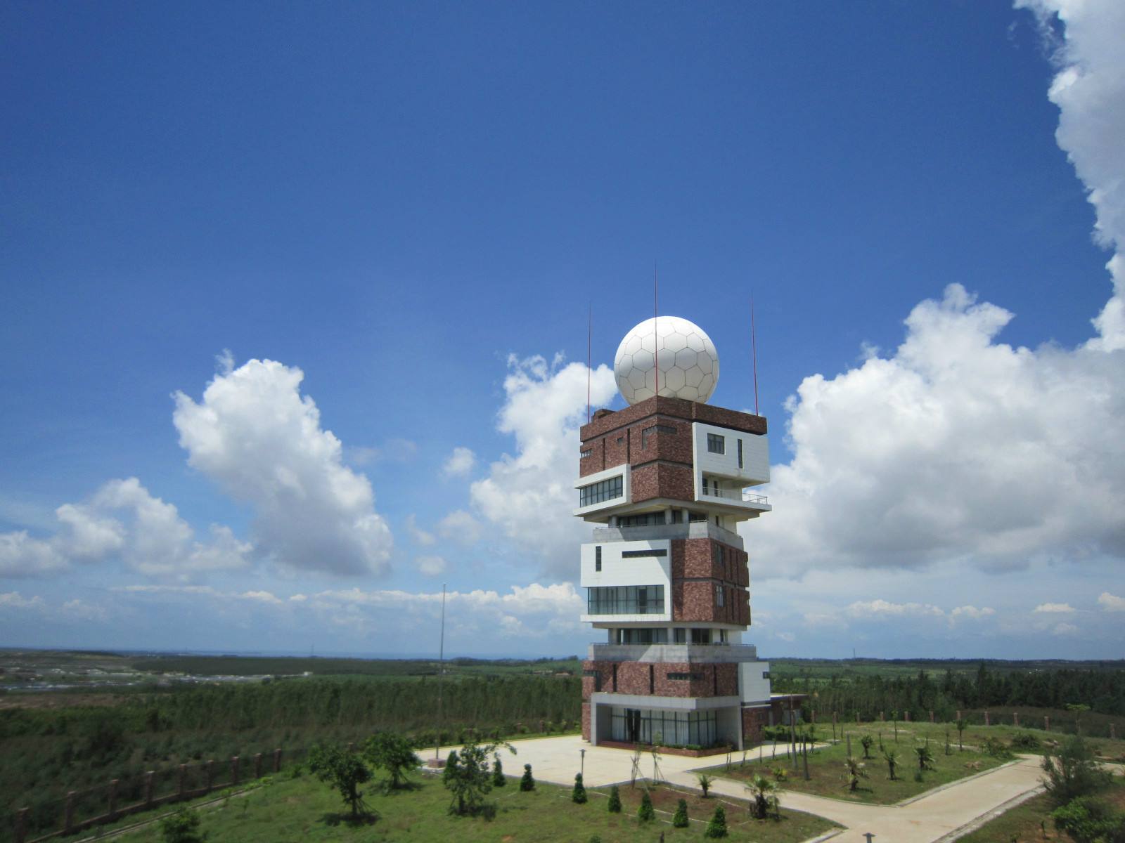 How does the radar lock on the fighter and launch an attack on the