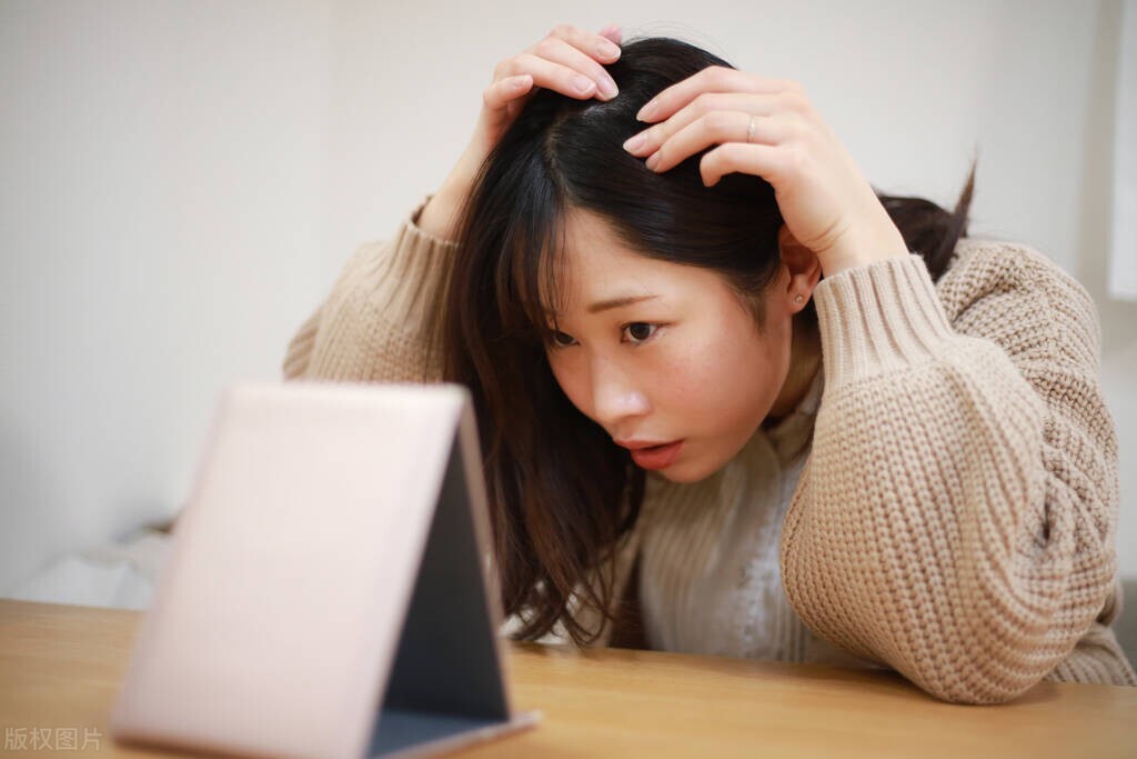 What vitamin deficiency will cause gray hair? What are the causes of