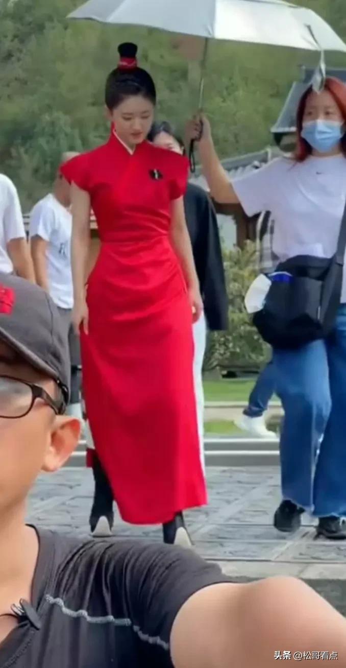 Zhao Lusi wears red cheongsam - iNEWS