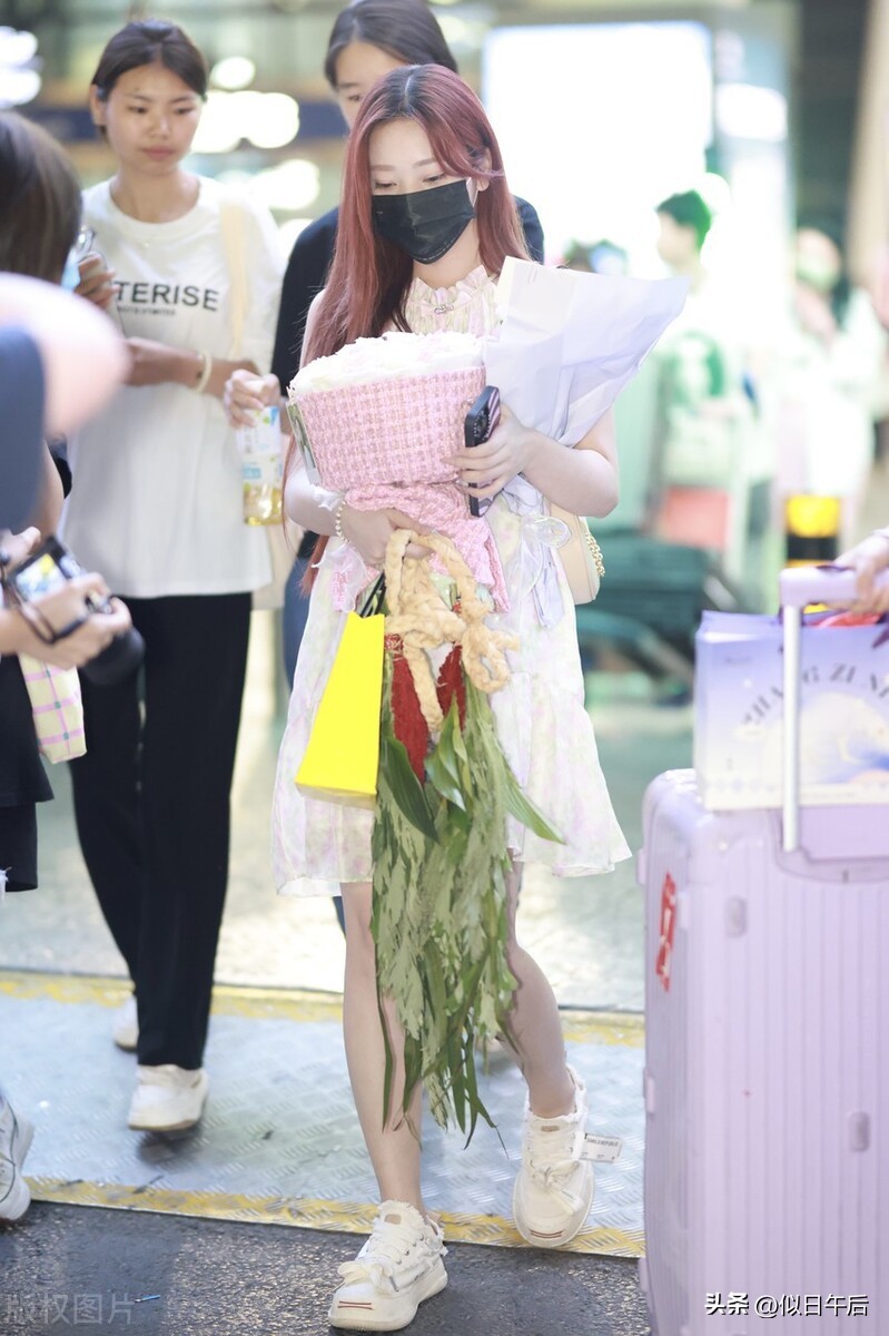 Zhang Zining showed up at Chengdu Airport and was in a good mood when