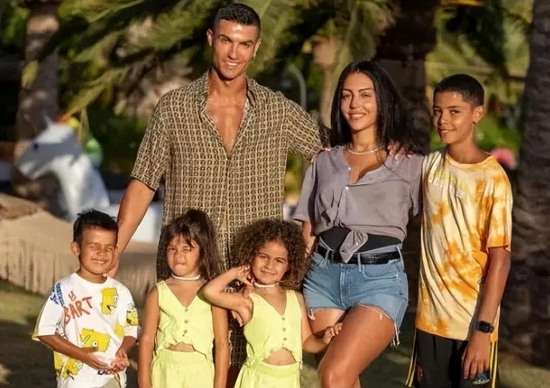 Ronaldo Family Dinner 5 Children And 3 Mothers Georgina Is ronaldo-family-dinner-5-children-and-3-mothers-georgina-is