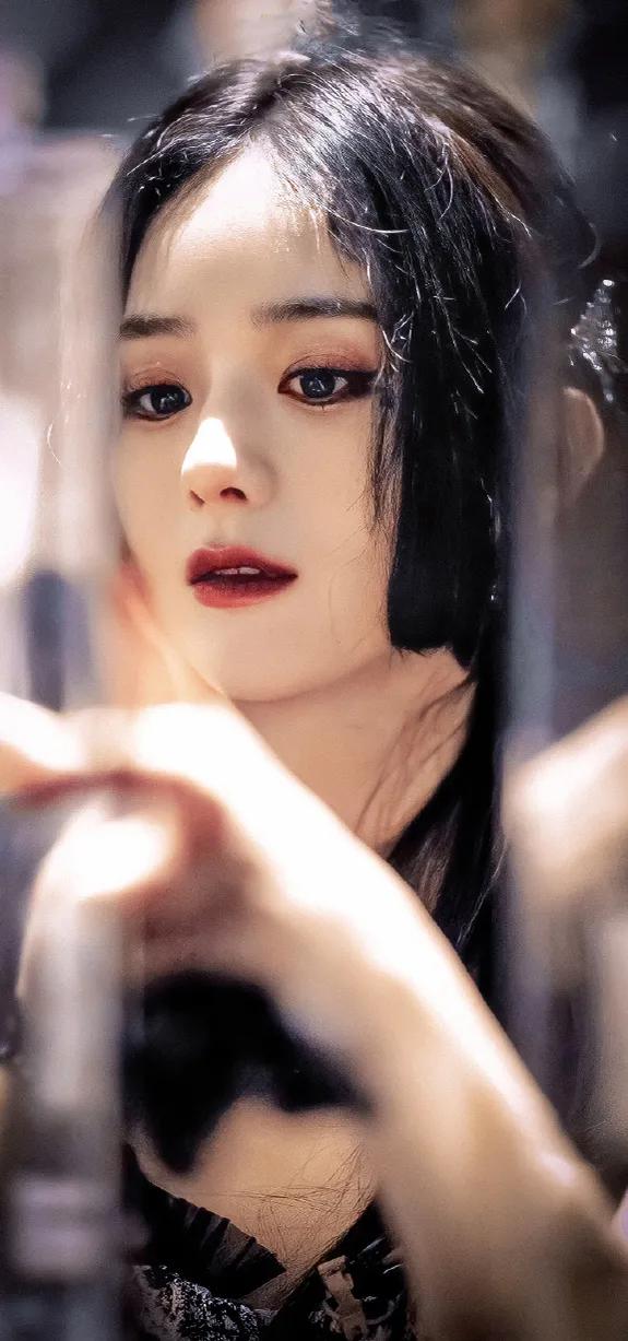 Rare Zhao Liying sick and delicate dark style wallpaper - iNEWS