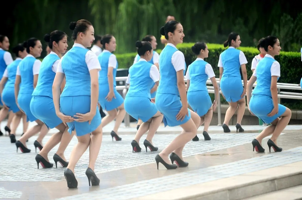 Why do flight attendants wear short skirts and stockings just to look good?Many people are wrong