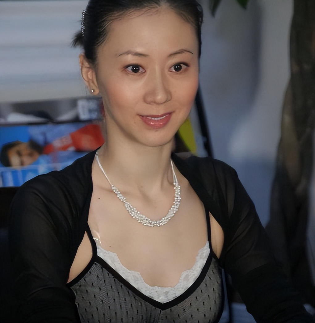 The first person to take nude photos, her family broke up after she