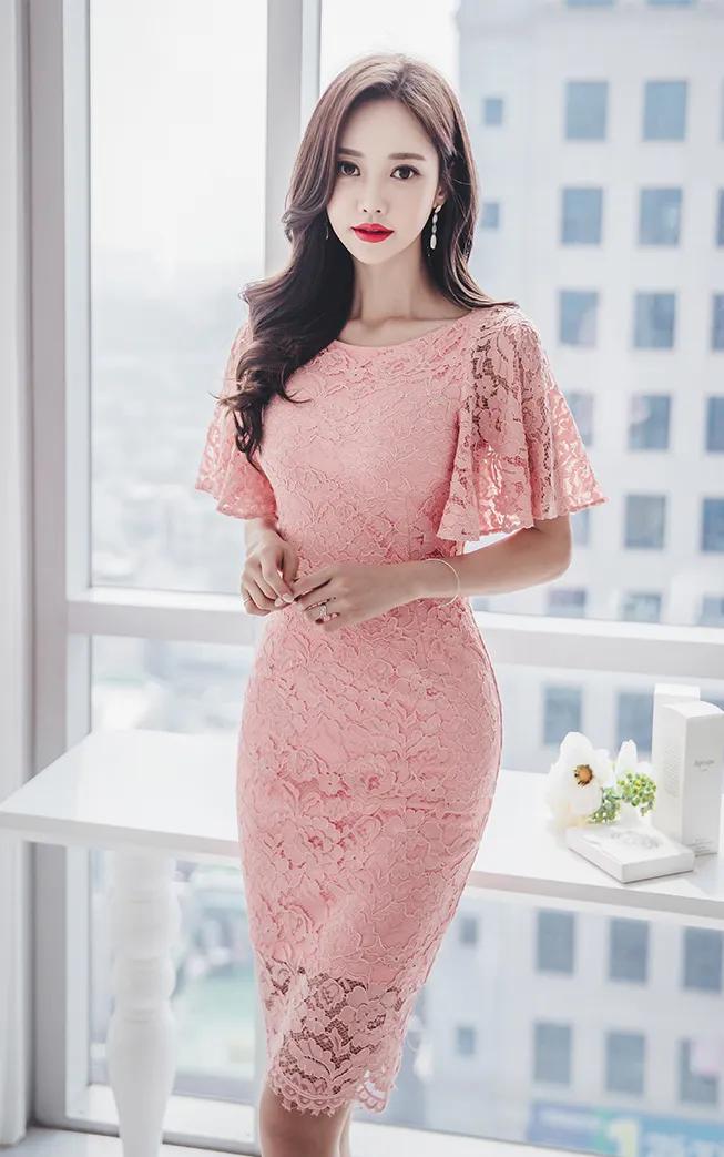 Sun Yunzhu wears a knee-length dress with pink lace carvings, which is ...