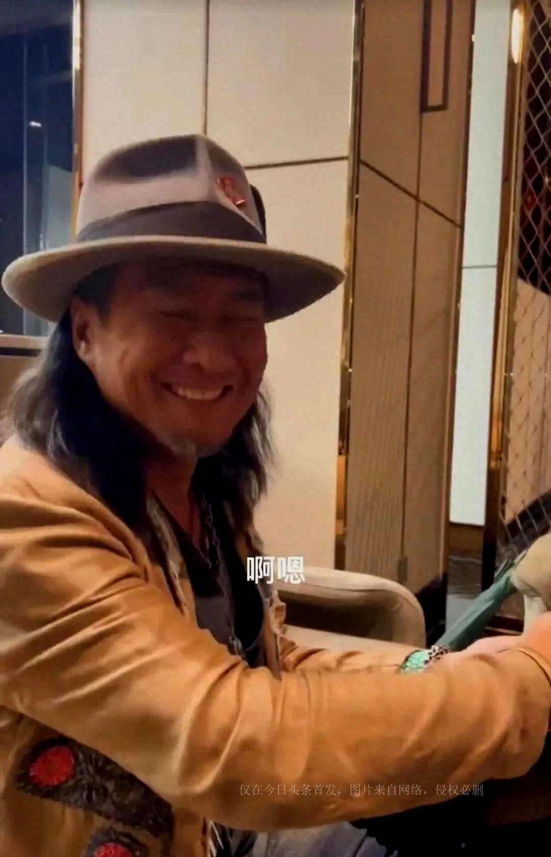 New love? 58-year-old Sun Xing interacted closely with a wealthy woman ...