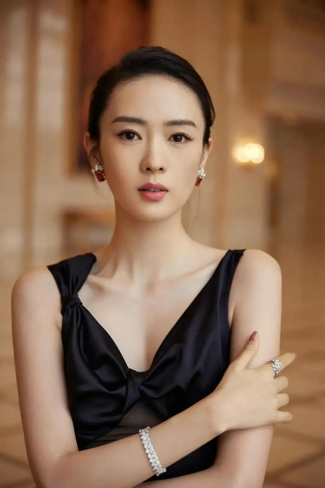 童瑤時尚寫真大秀事業線！膚白貌美蜂腰細腿太性感撩人 - 頭條匯