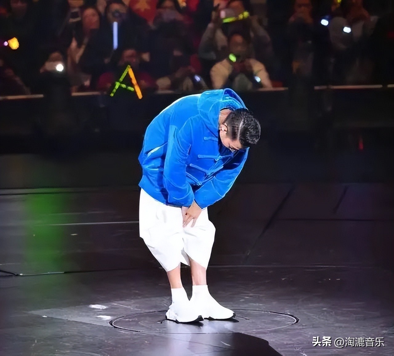 Jacky Cheung fainted at the concert, whose face did he hit? - iNEWS