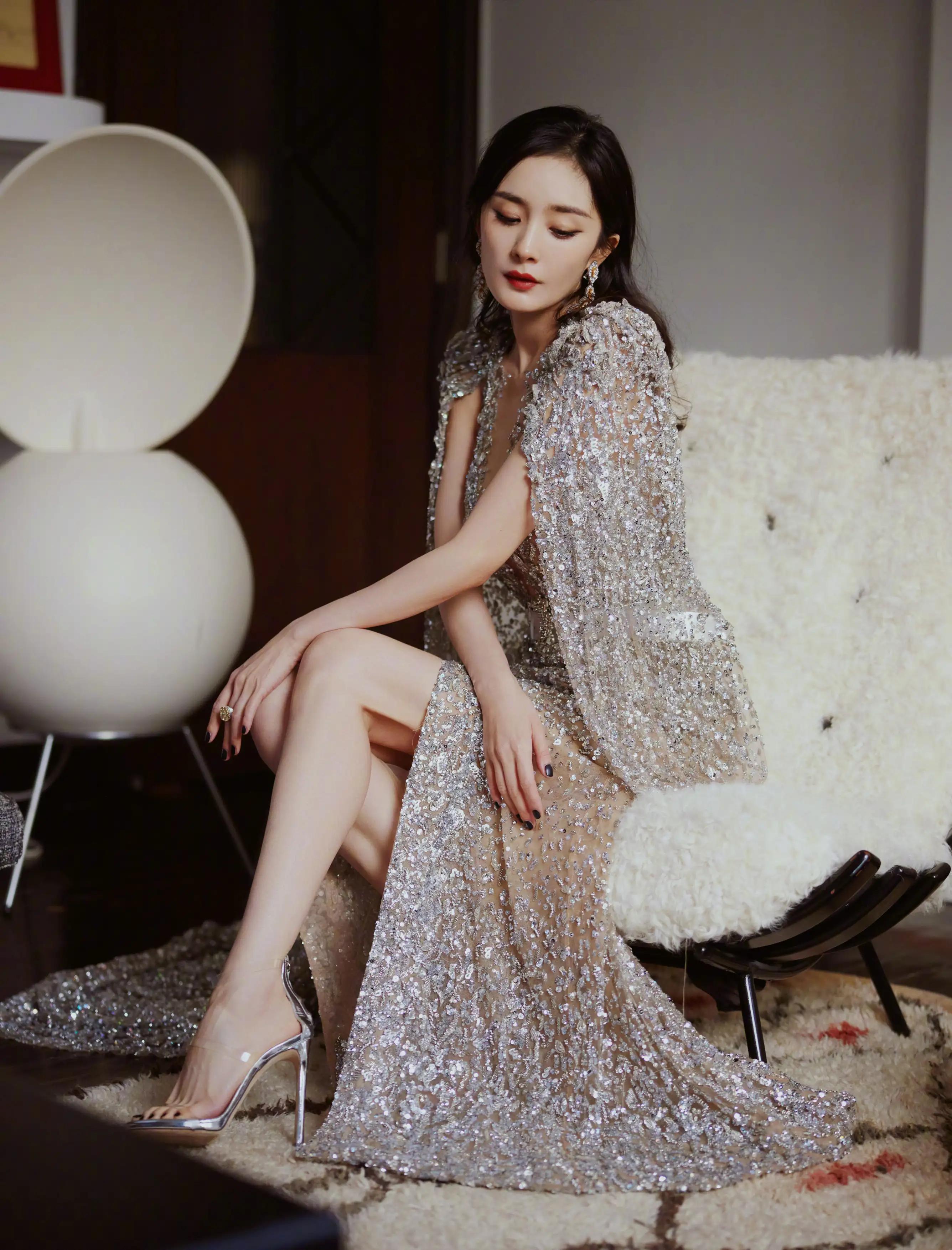 Yang Mi's beautiful feet and long legs smiled openly - iNEWS