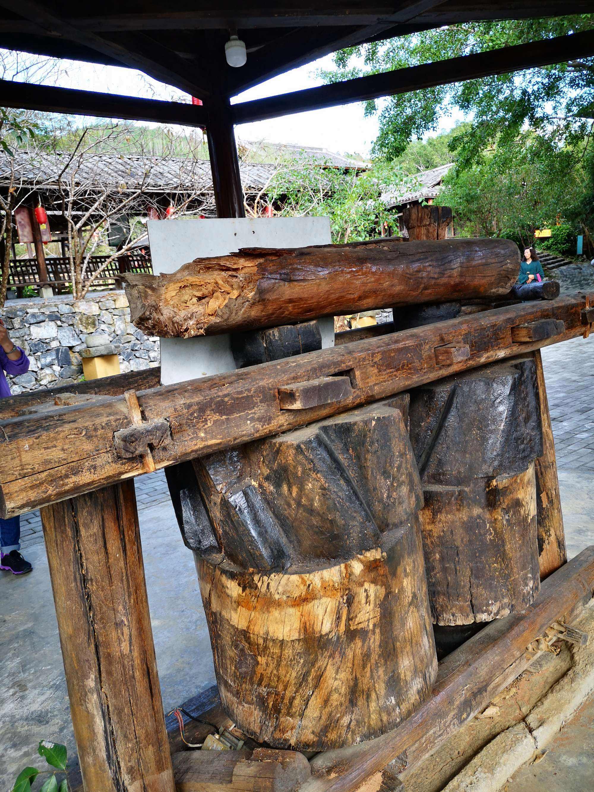 Briefly analyze the history and development of ancient sugar refining