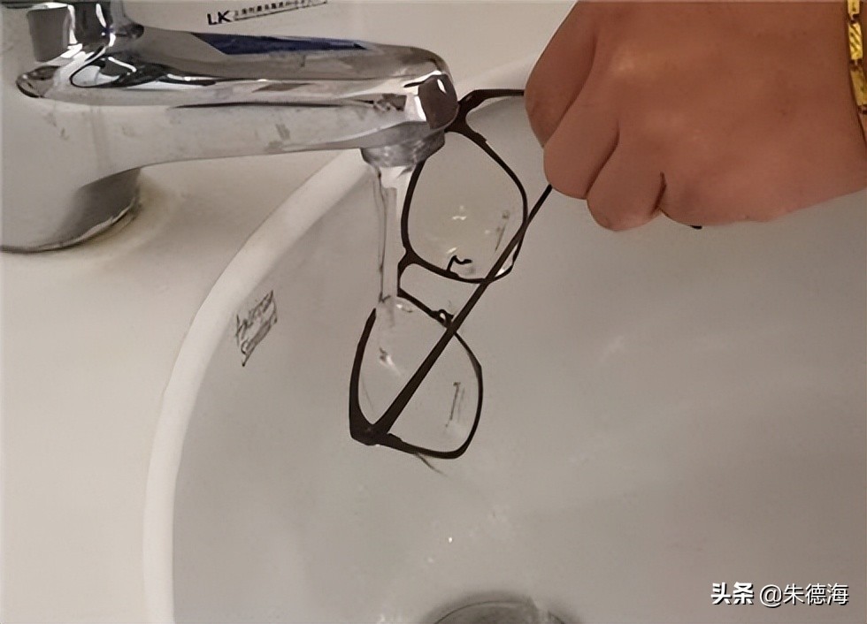 Simple and correct way to clean glasses, you know iNEWS