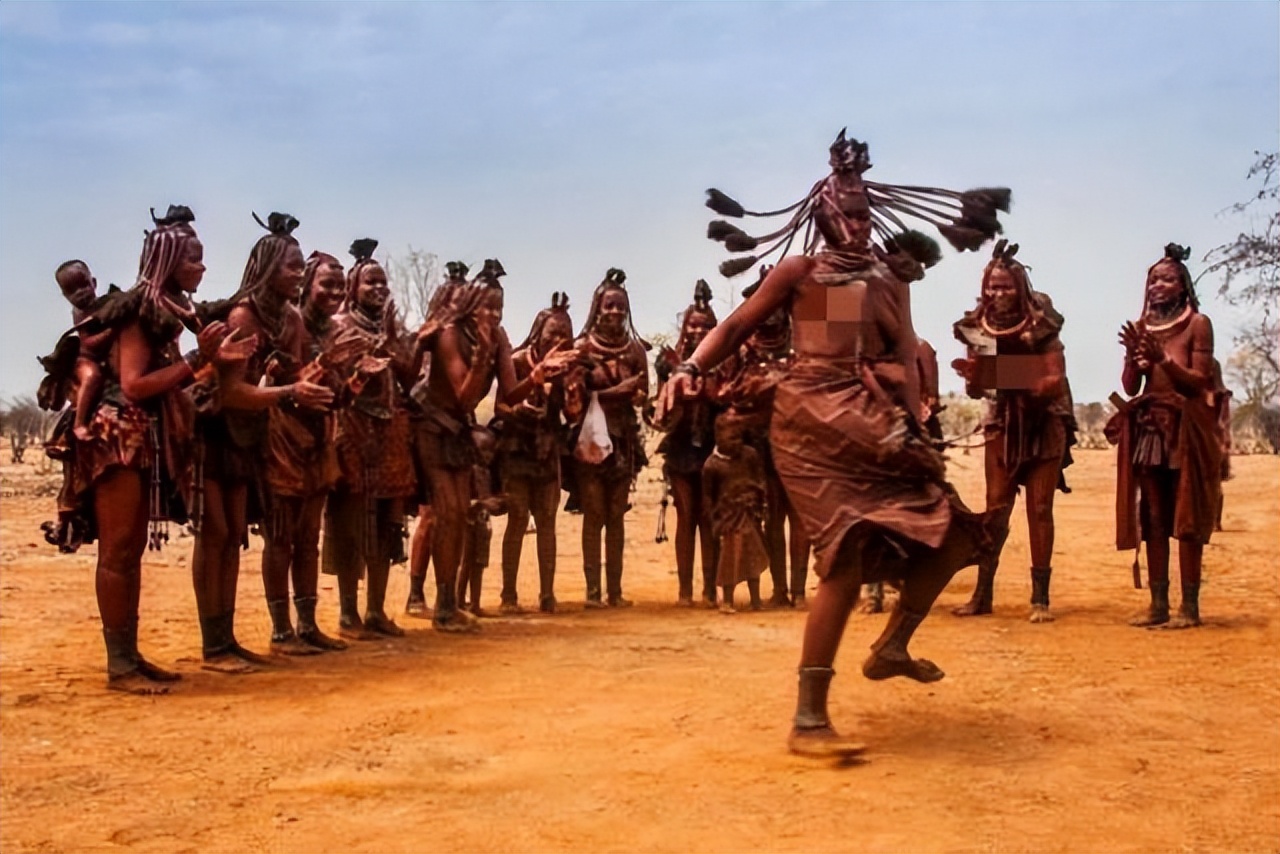 In this African tribe, women don't wear clothes, but men