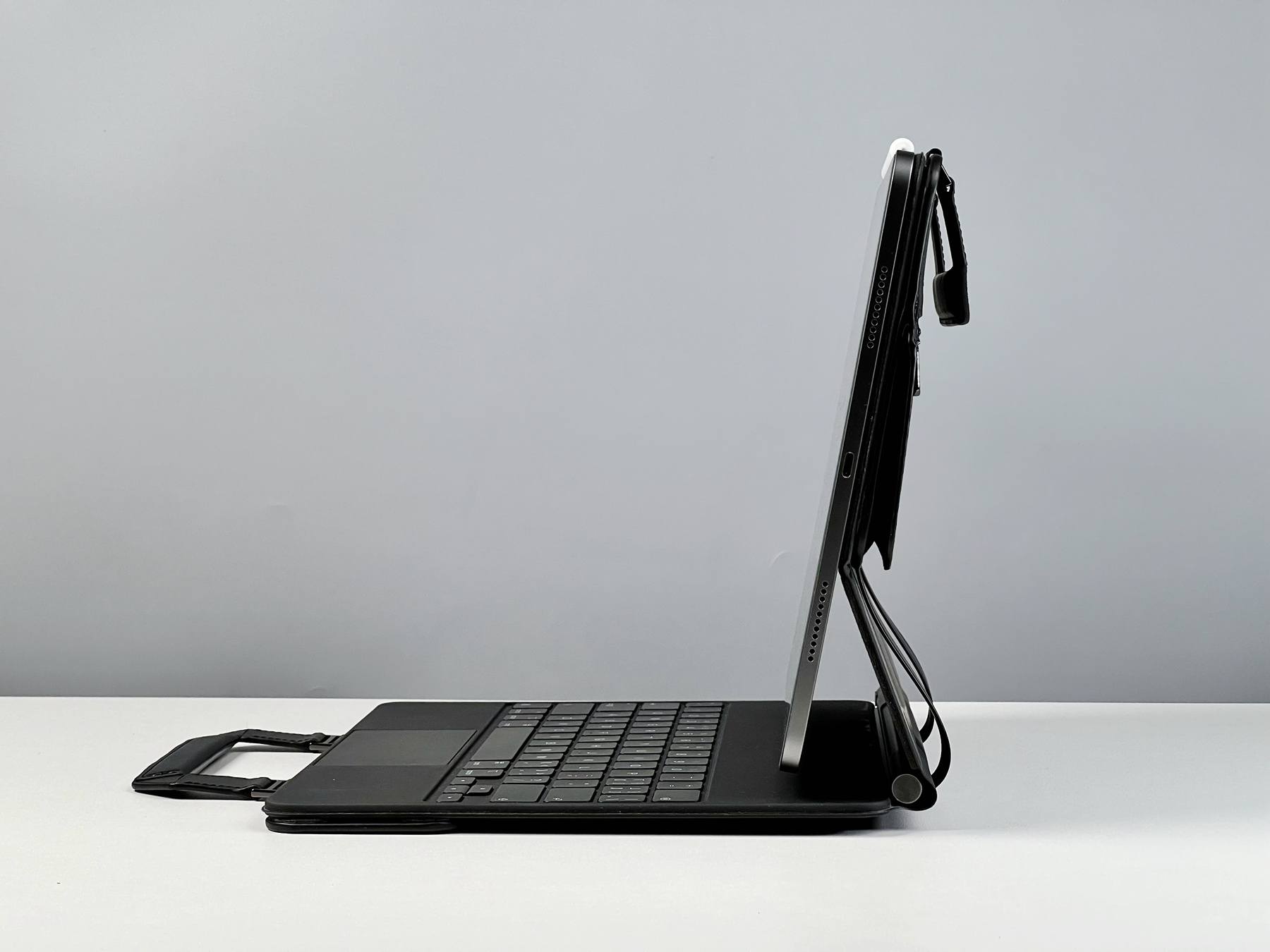 Protect your iPad & Magic Keyboard, close it and go!PITAKA iPad