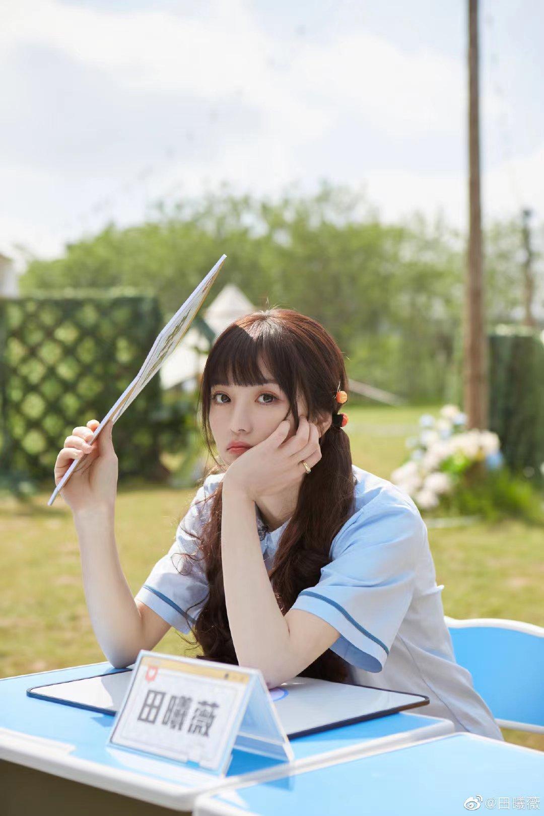 Tian Xiwei is youthful and cute in her school uniform, she becomes a ...