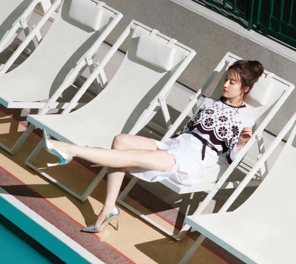 Liu Yifei looks so beautiful playing in the pool with her bare feet ...