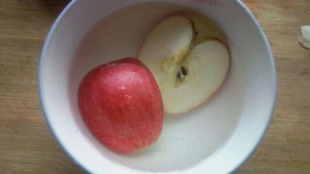 What is the use of apple soaking in salt water?After reading it, I