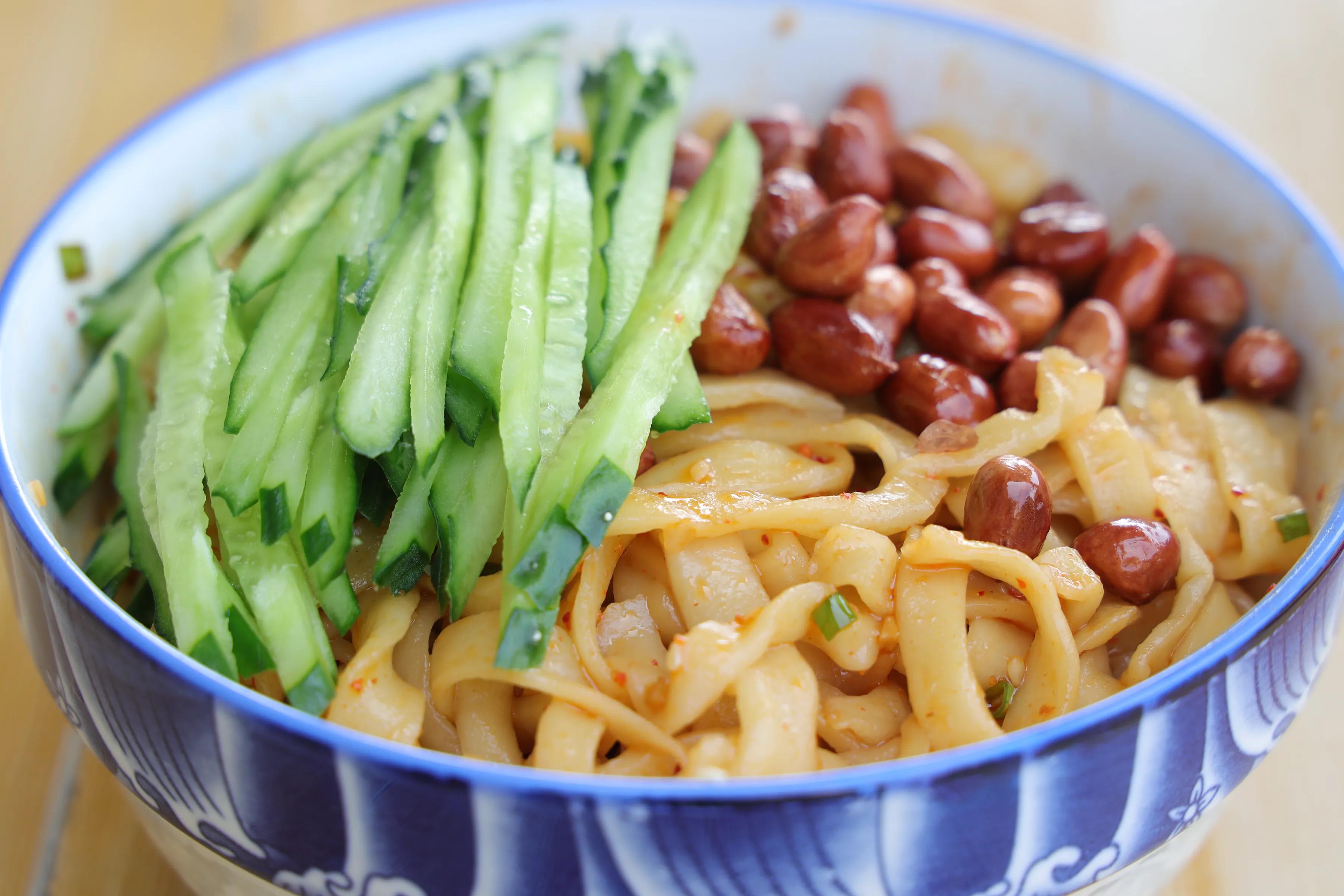 If you eat noodles in Erfu, why don't you try handmade noodles like