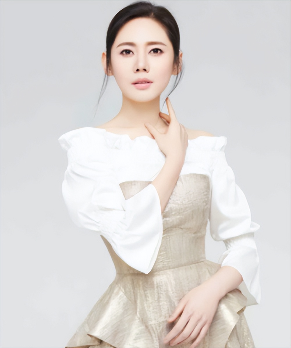 choo-ja-hyun-s-sexy-figure-shines-in-summer-and-her-short-skirt-and