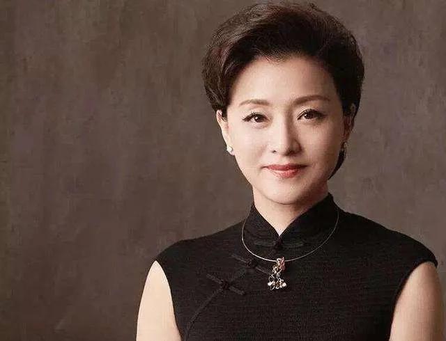 Intellectual and elegant Yang Lan - iNEWS