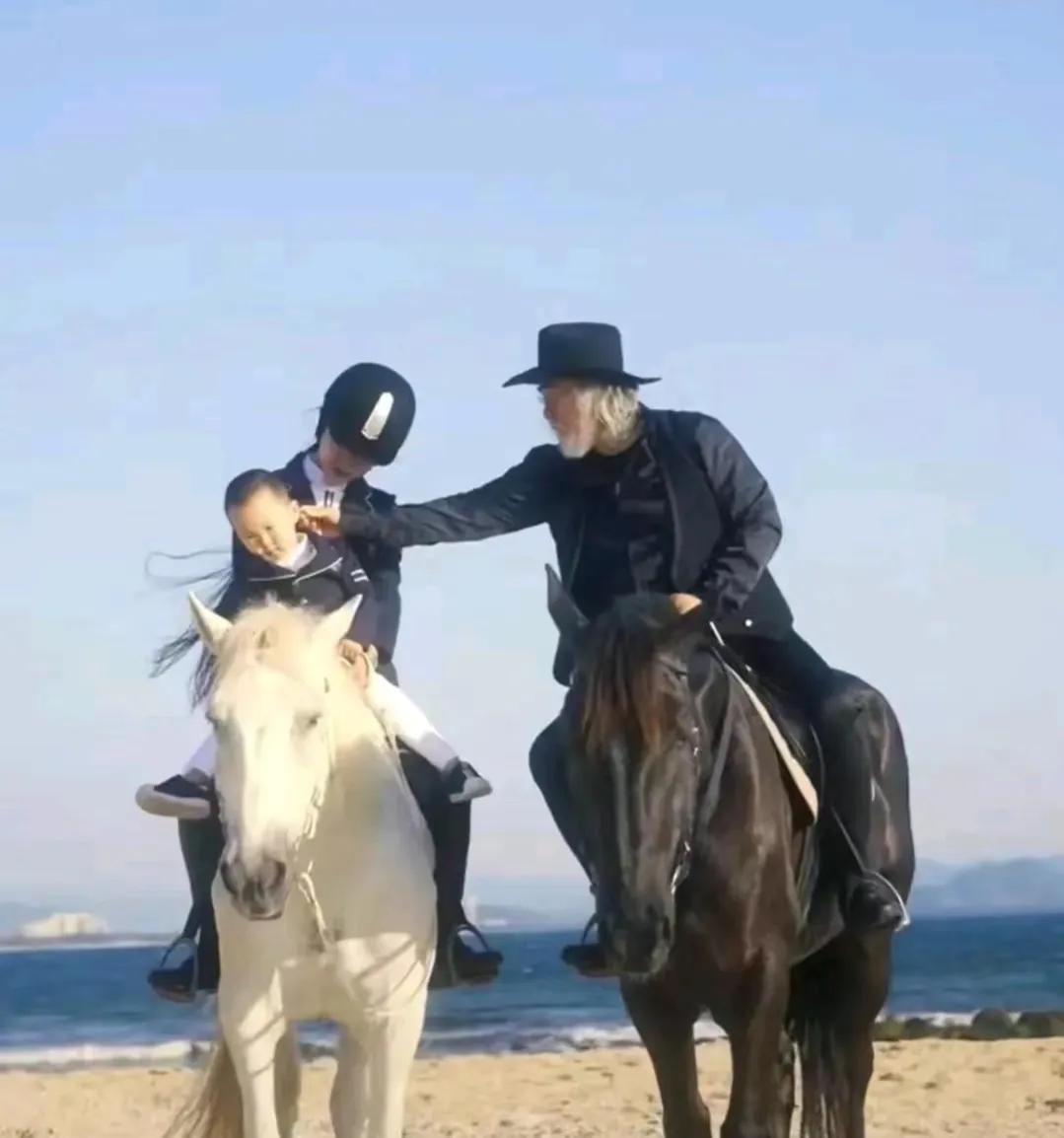 Director Zhang Jizhong shot a beautiful horse riding video to cater to