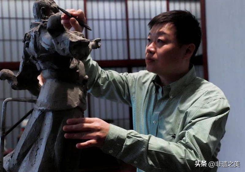 A modest and modest gentleman with different gold and color——"Clay