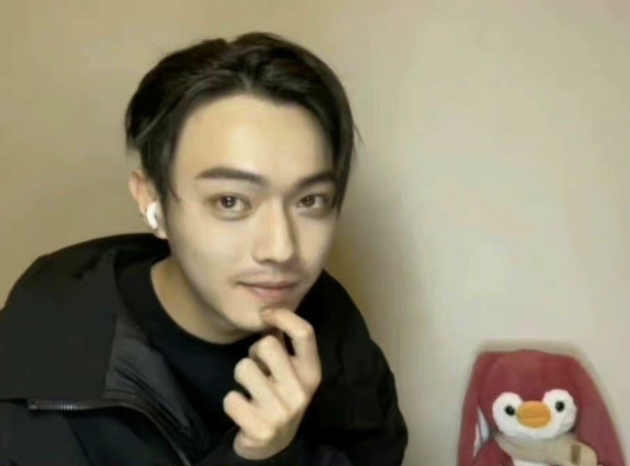 Xu Kai started a live broadcast without makeup, his unshaven beard ...