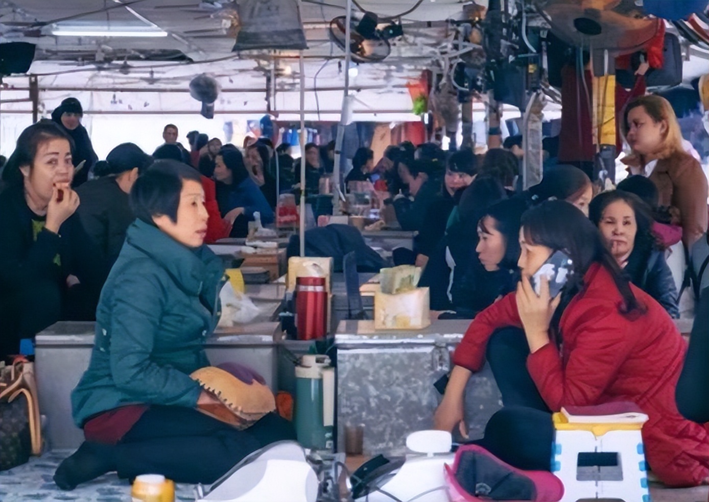 People Use Rmb Weird phenomenon on the streets of Vietnam, RMB is placed on the side ...
