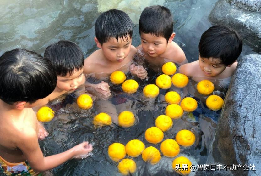 The Japanese custom-take a yuzu bath before the new year - iNEWS