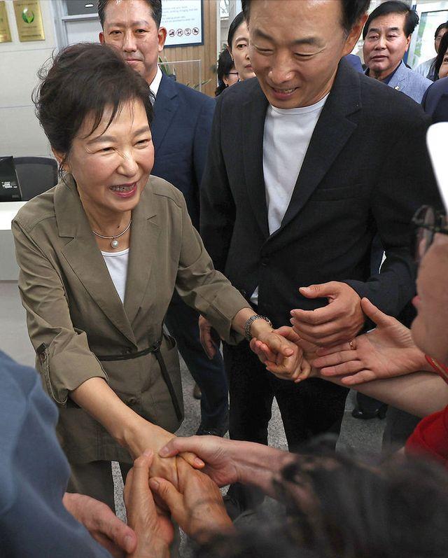 Park Geun-hye's long-lost appearance: her face is exhausted, she can't ...