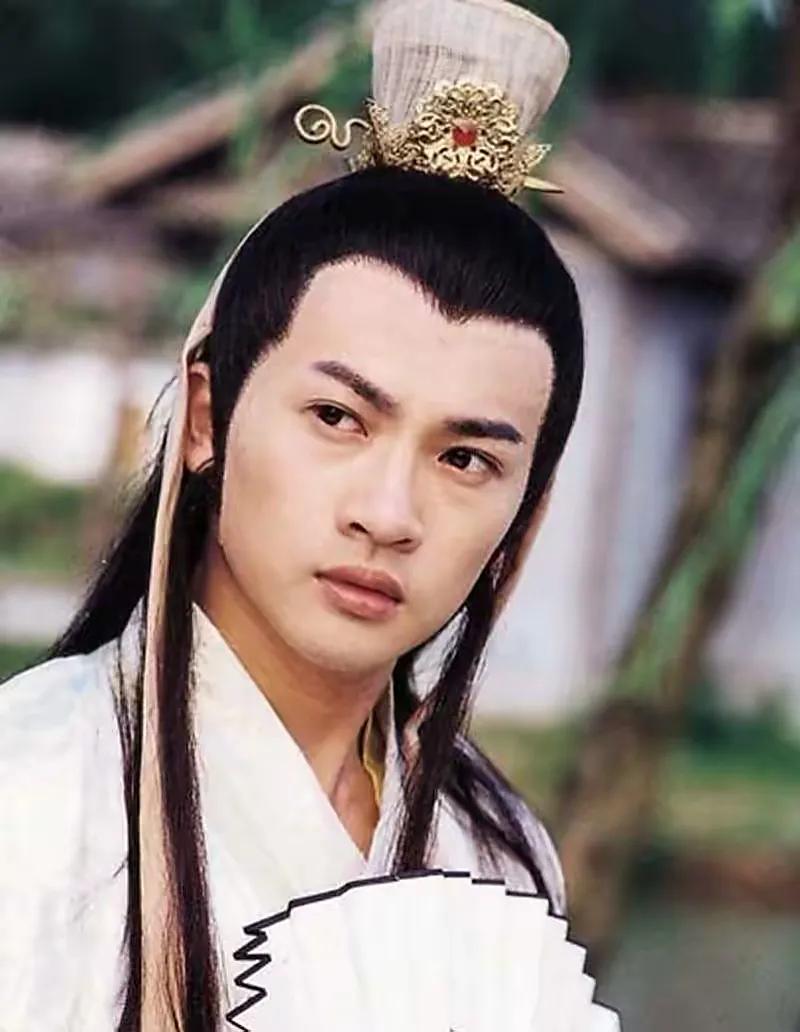 The folding fan in hand is more powerful. These 6 people use the