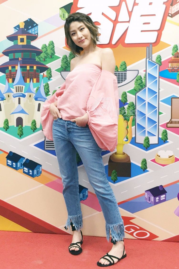 All Hong Kong female stars have good looks and good temperament. Chen