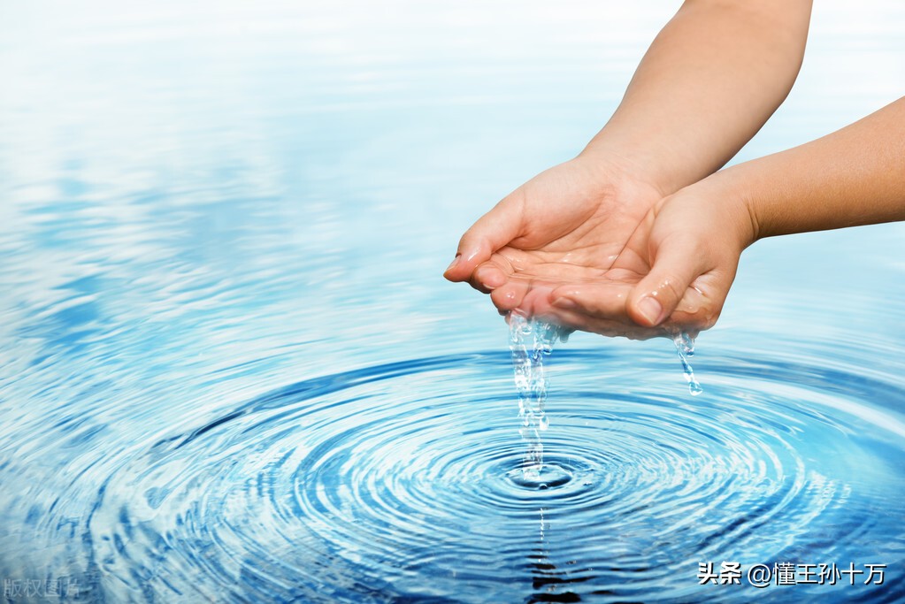 Understand Wang teaches you how to drink mineral water correctly iNEWS
