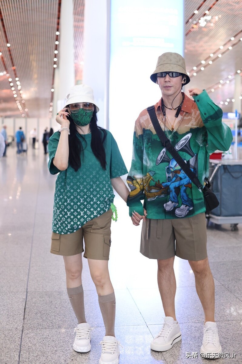 Zhang Lunshuo and his wife Zhong Liti appeared in the same frame at
