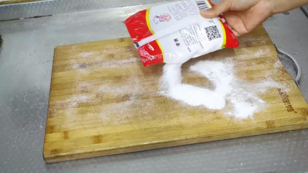What should I do if the cutting board moldy and black?Teach you a trick to make the