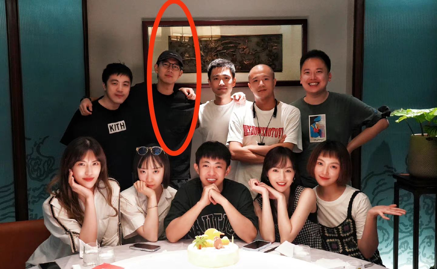 Hong Jiantao posted a birthday photo. In the group photo, Li Xian ...