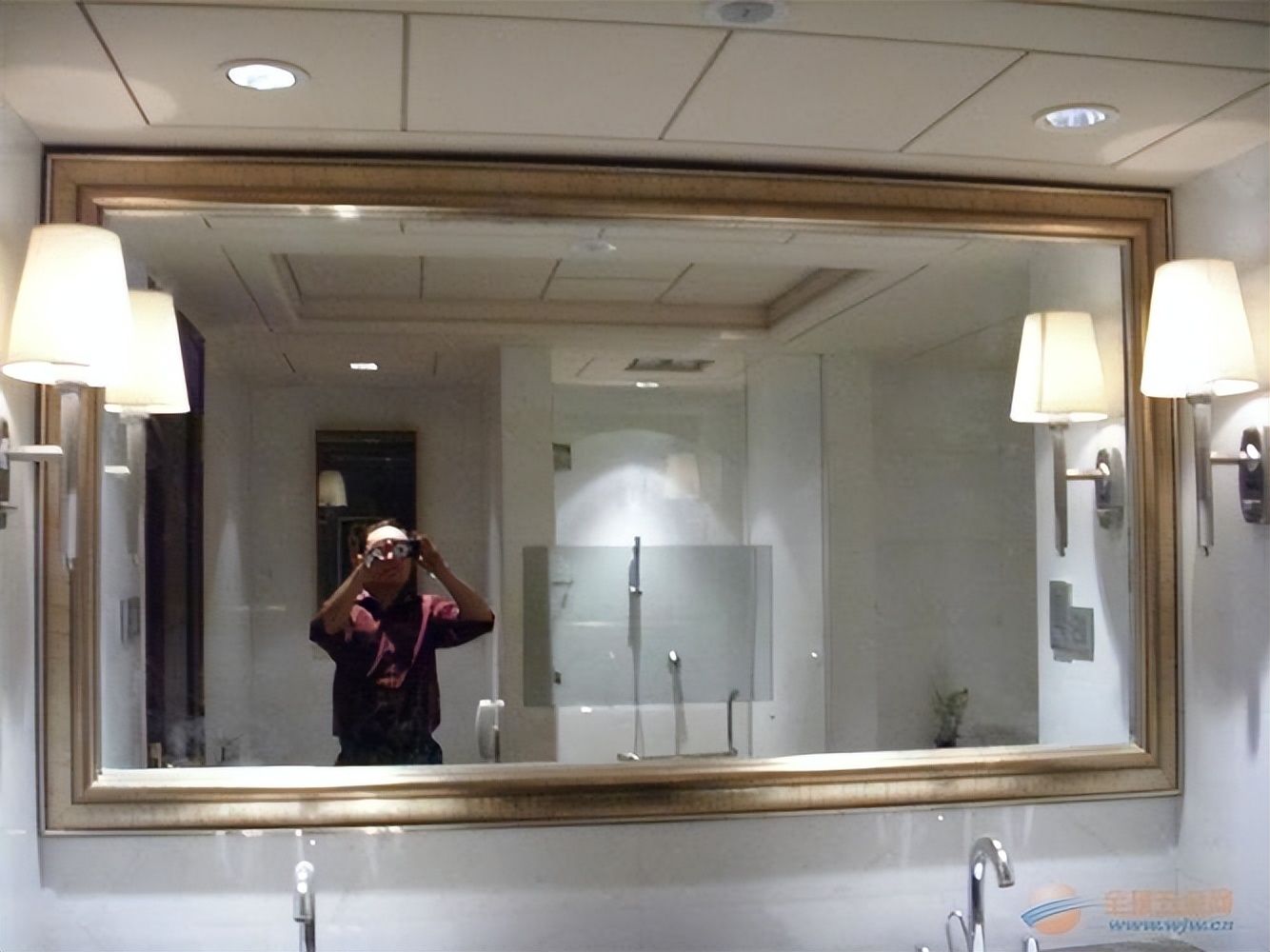 When staying in a hotel, how to tell if the mirror in the hotel is a