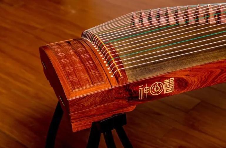 Why is the famous guzheng song "Deep Night" so sentimental yet sharp