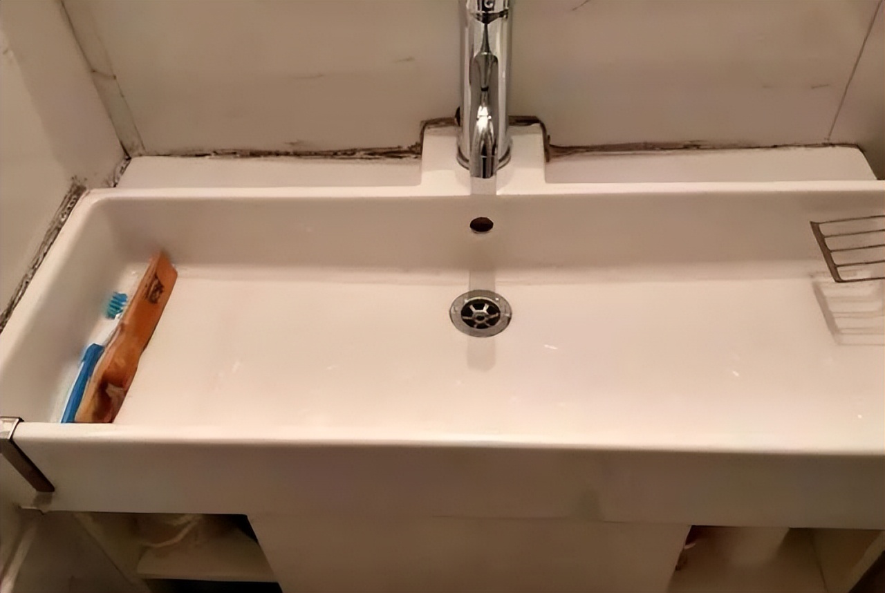 What should I do if the toilet seat is moldy?Don't change the glass