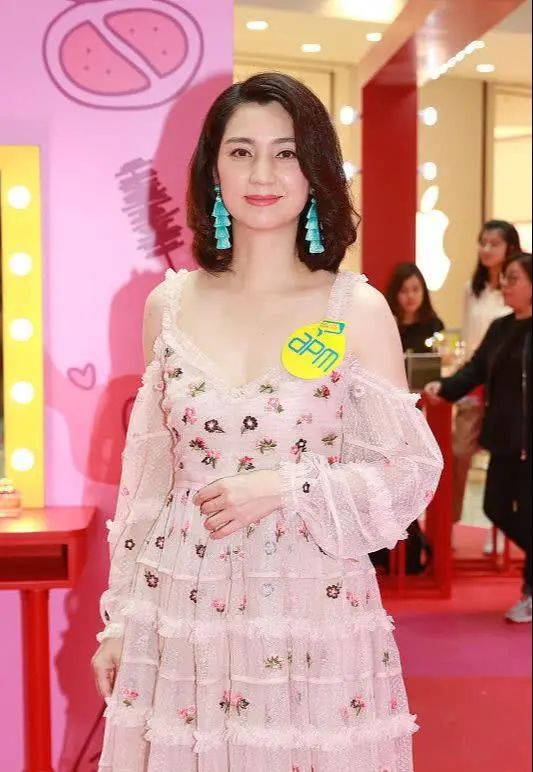 Hong Xin's pink suspender dress is flowing out, pure and lustful, she