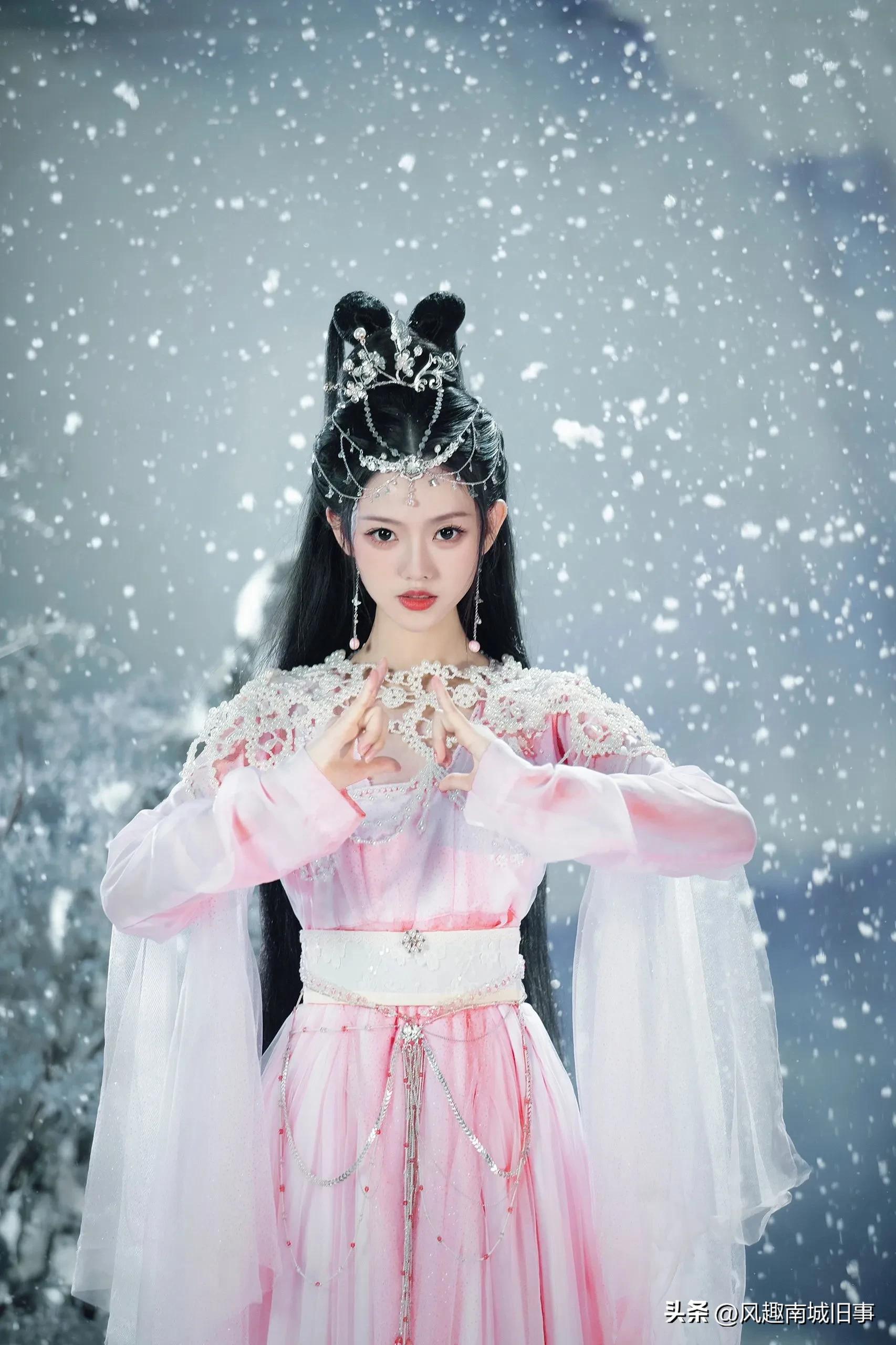 Ancient costume photo, she and Gulizana, who looks better in Yu Jingqiu ...