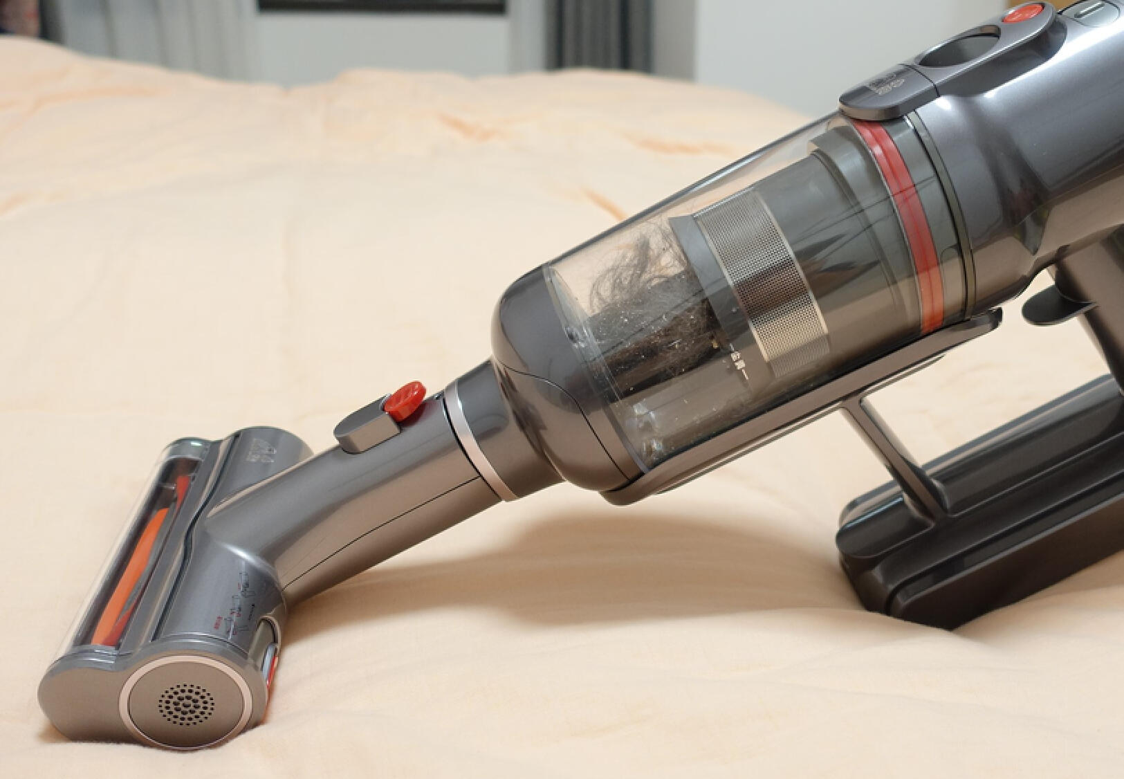 Deep cleaning to remove dust mites, Schuler's smart handheld mite