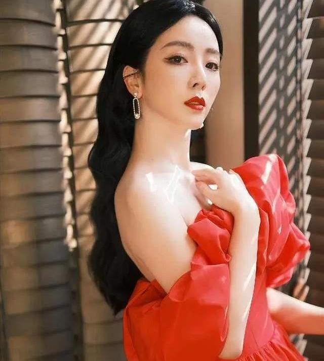 Li Sisi hosted the ELLE ceremony offscript, and the reviews were quite