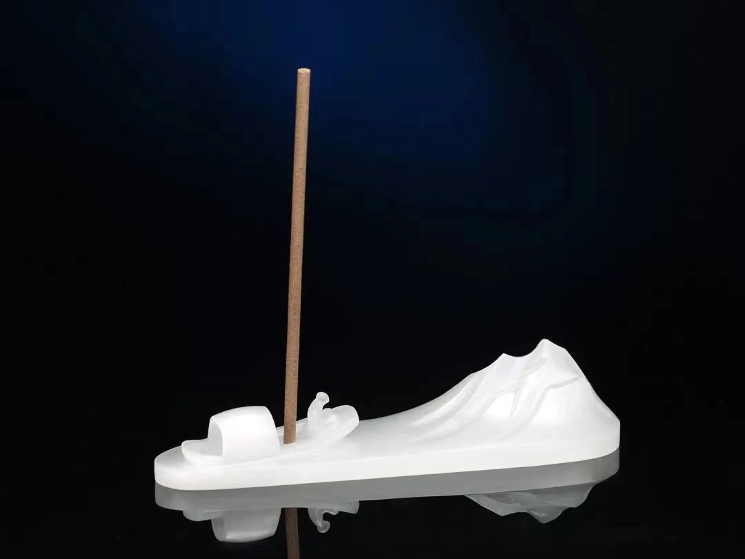 Mirror Lake is as clear as Xiaoxiang, burn incense and sit in thatched
