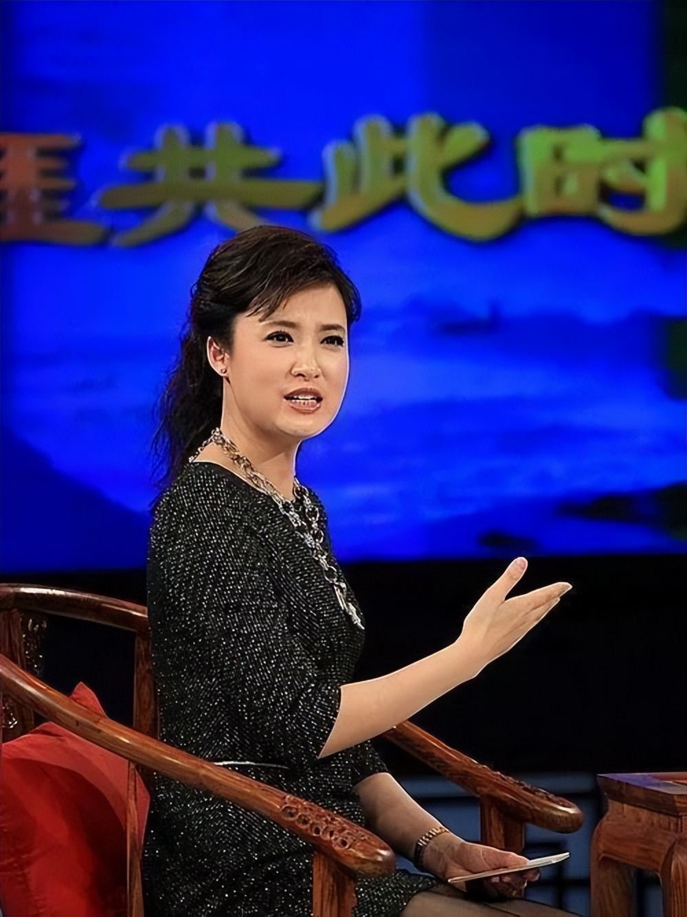 央視主持人桑晨：21歲進央視，工作29年零緋聞，丈夫身份至今成謎 - 資訊咖