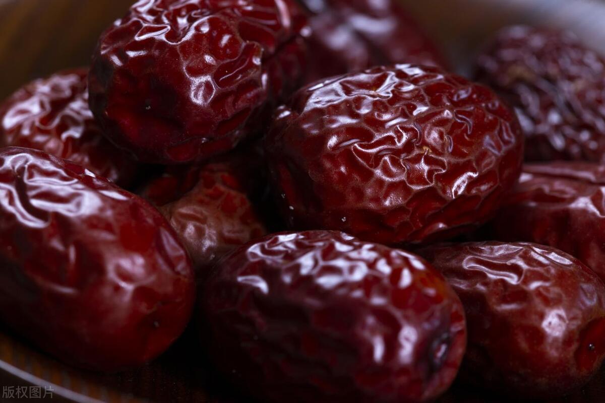 There are tricks in picking dried red dates. I will teach you a few