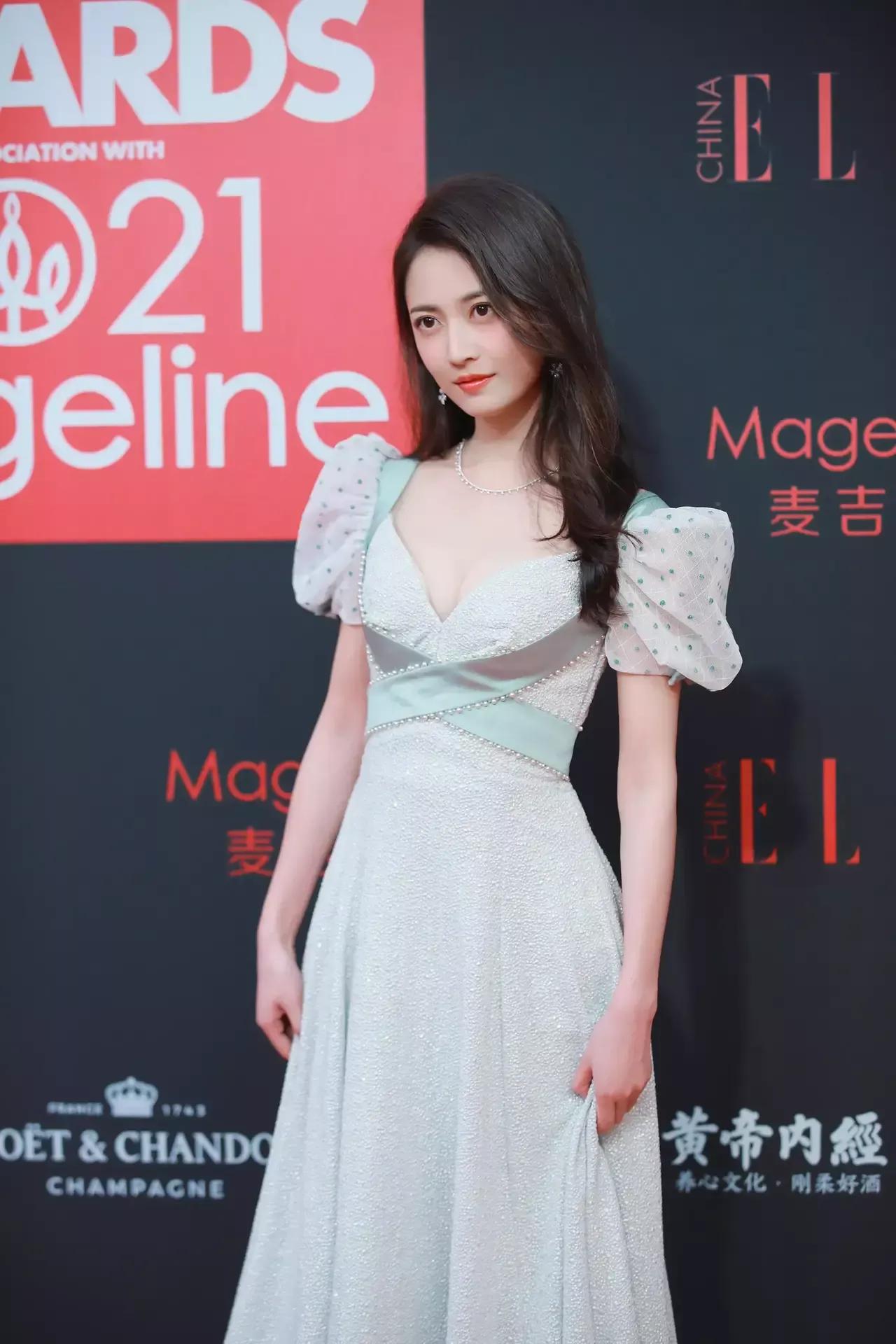 Sexy and charming Chen Yuqi, do you like it? - iNEWS