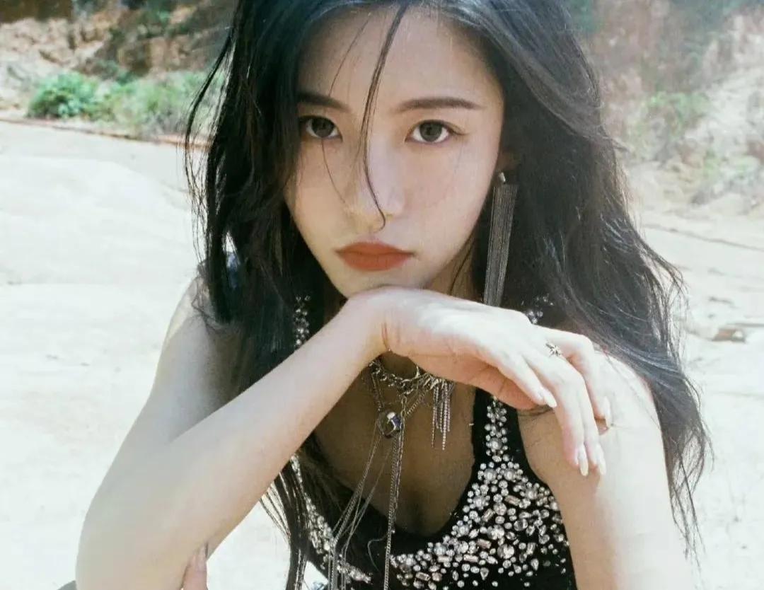 Sun Rui's long hair fluttering on the beach - iNEWS