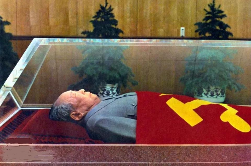 Mao Zedong's crystal coffin, which took a year to complete, is still as ...