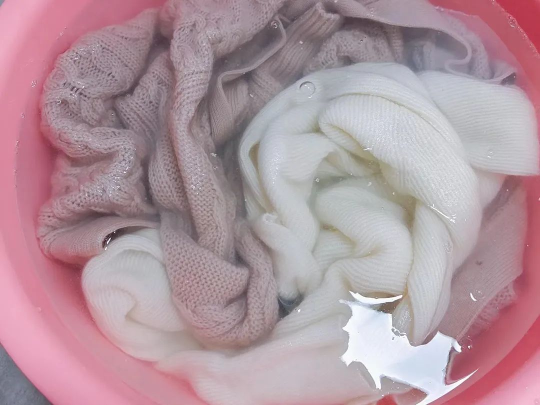 Does the sweater make you feel scratchy and itchy when you wear it? Add