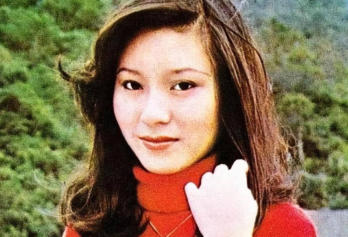 A Rong Singer She is good at ancient costumes and once acted as Huang Rong. She ...